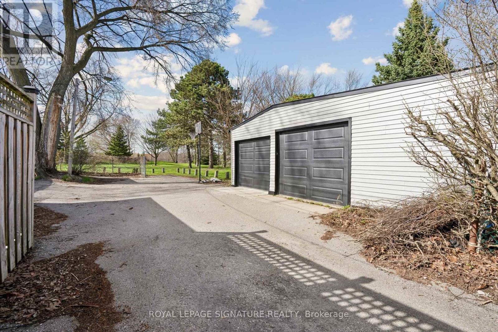 972 Cosburn Avenue, Toronto, Ontario  M4C 2W9 - Photo 41 - E13121820