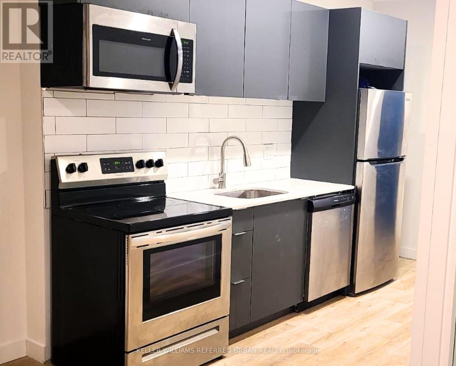 417 - 325 UNIVERSITY AVENUE W