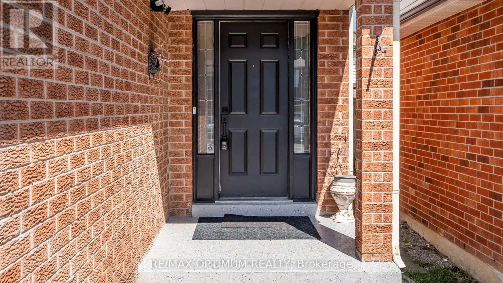 4 Lawnview Court, Brampton, Ontario  L7G 1T4 - Photo 2 - W13581778