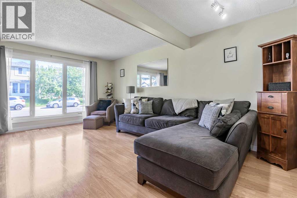 37 Erin Woods Place Se, Calgary, Alberta  T2B 2W5 - Photo 5 - A2329364