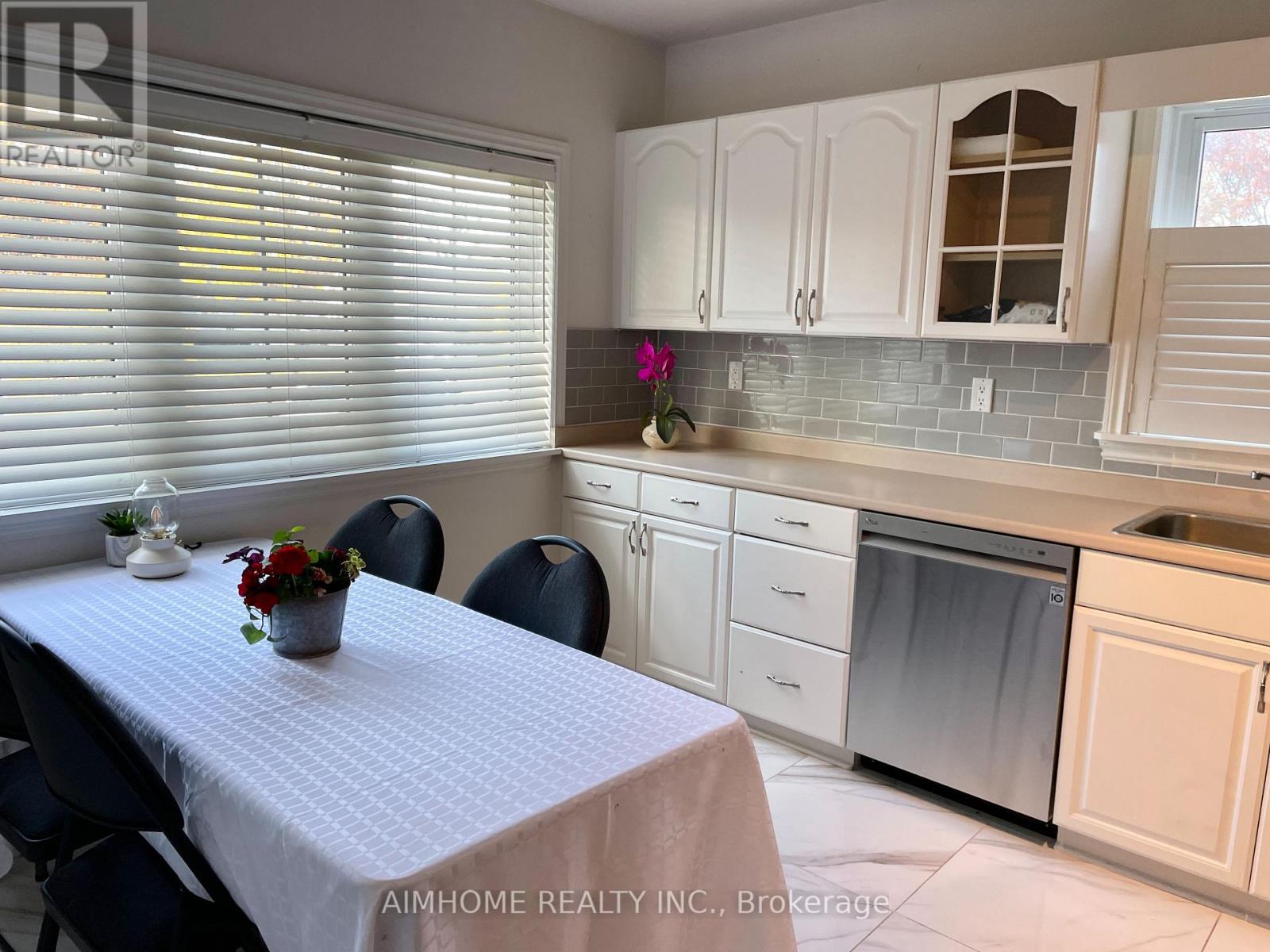5594 Woodland Boulevard, Niagara Falls, Ontario  L2G 5K7 - Photo 3 - X13583584