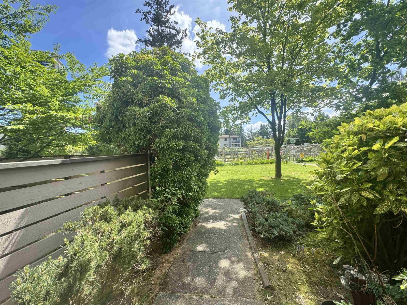 10582 Holly Park Lane, Surrey, British Columbia V3R 6X9 - Photo 3 - R3147798
