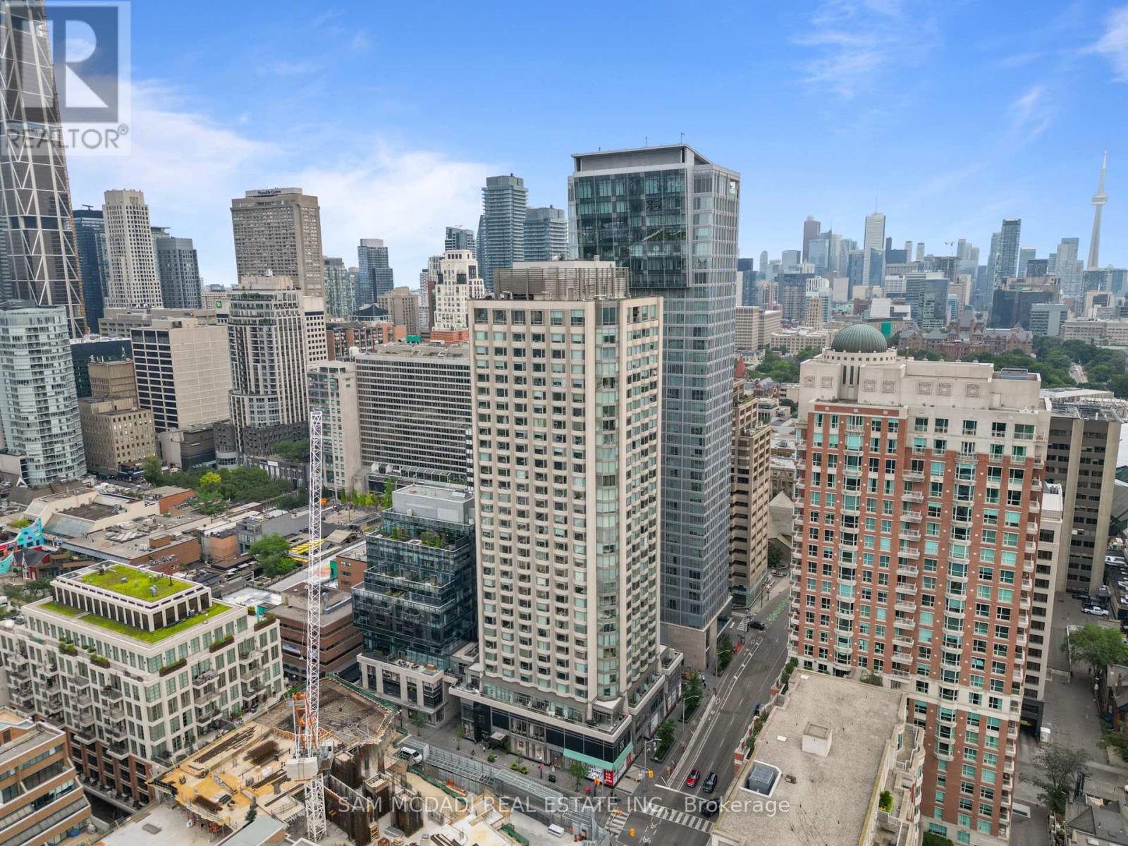 <div class="slider-price">$648,000</div><p>704 - 155 Yorkville Avenue, Toronto, Ontario</p>