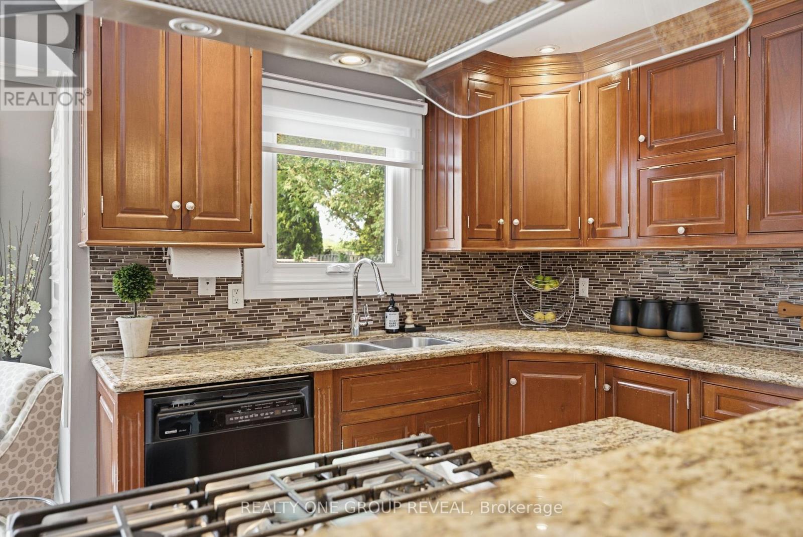568 Rainy Day Drive, Pickering, Ontario  L1V 5Z2 - Photo 12 - E13584128