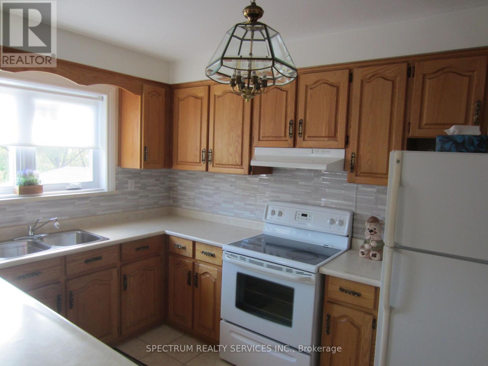 Unit 1 - 49 Gotham Court, Toronto, Ontario  M6M 2W9 - Photo 5 - W13583762