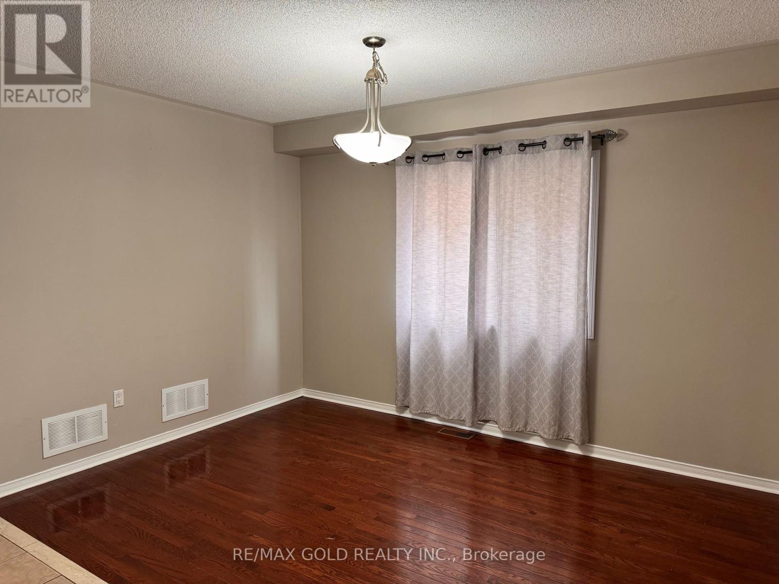 6 Nina Place, Brampton, Ontario  L7A 2E4 - Photo 4 - W13583958