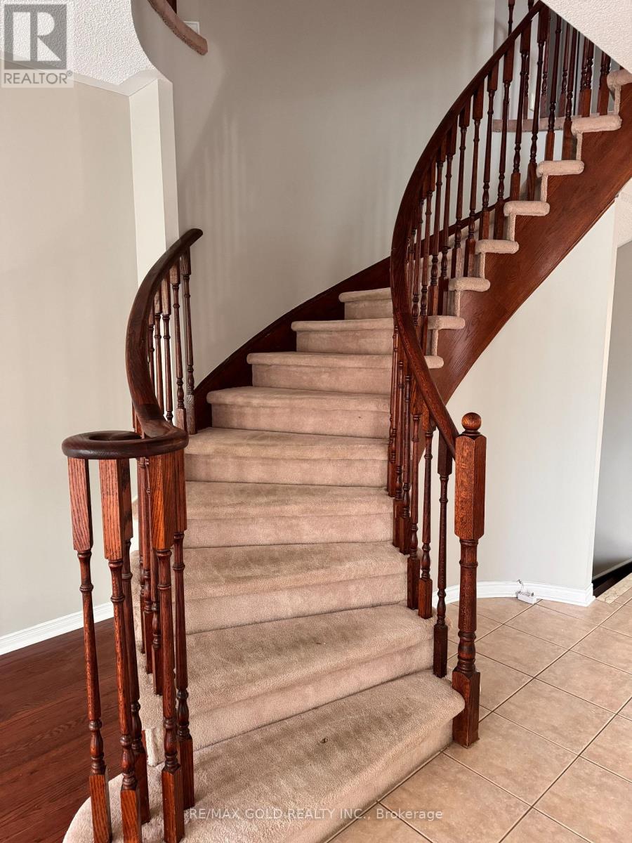 6 Nina Place, Brampton, Ontario  L7A 2E4 - Photo 8 - W13583958