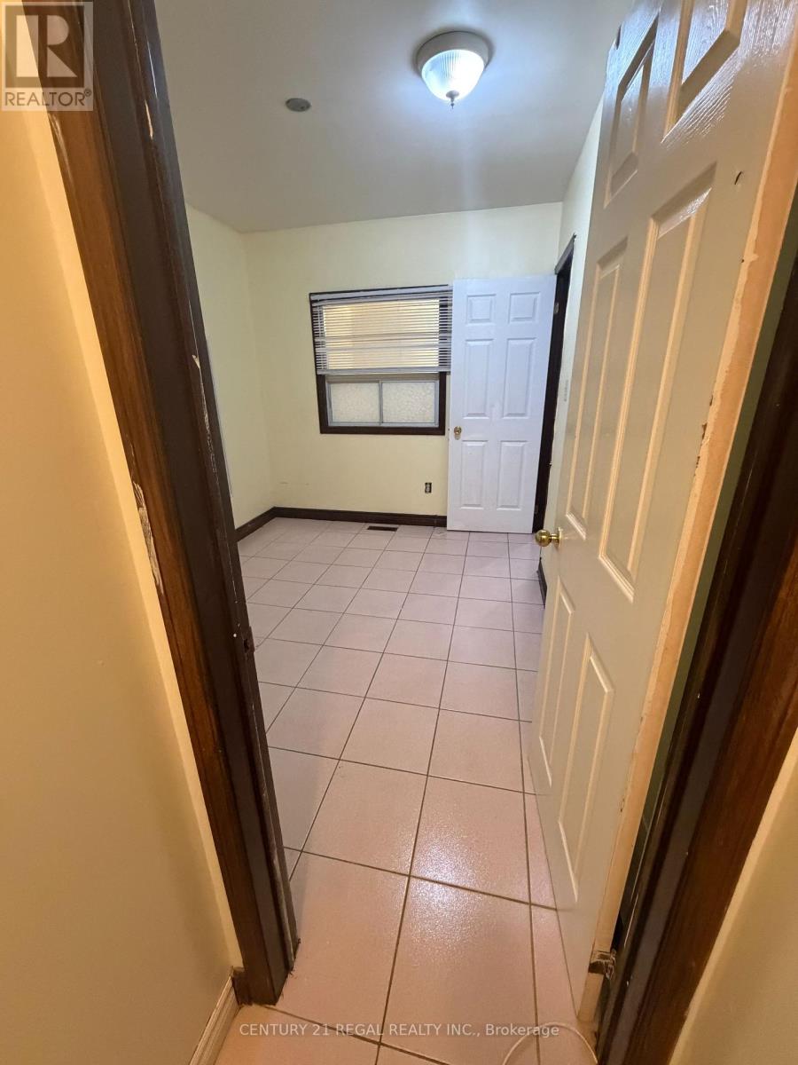 690 Jane Street, Toronto, Ontario  M6N 4A8 - Photo 5 - W13584134
