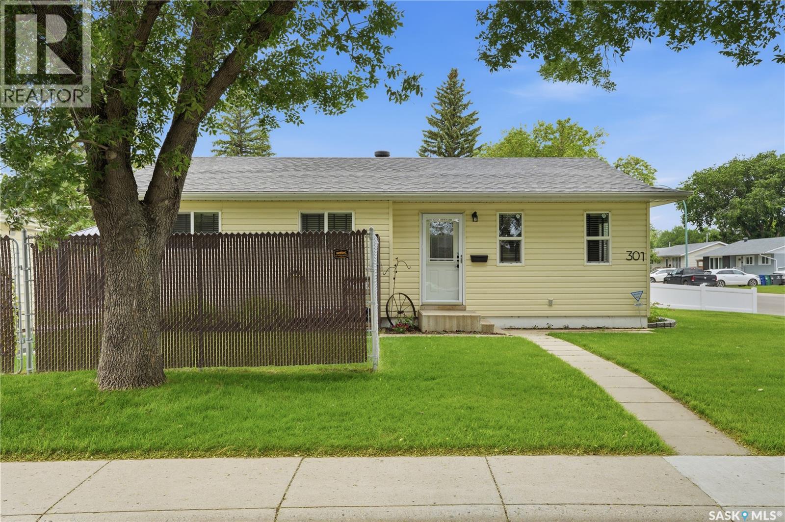 301 Fisher Crescent, Saskatoon, Saskatchewan  S7L 5E1 - Photo 2 - SK043088