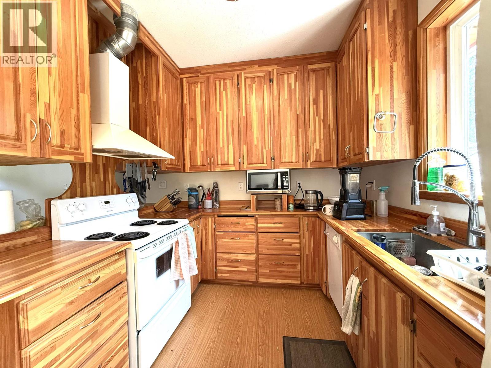 7636 King Road, 100 Mile House, British Columbia  V0K 1X3 - Photo 7 - R3147832