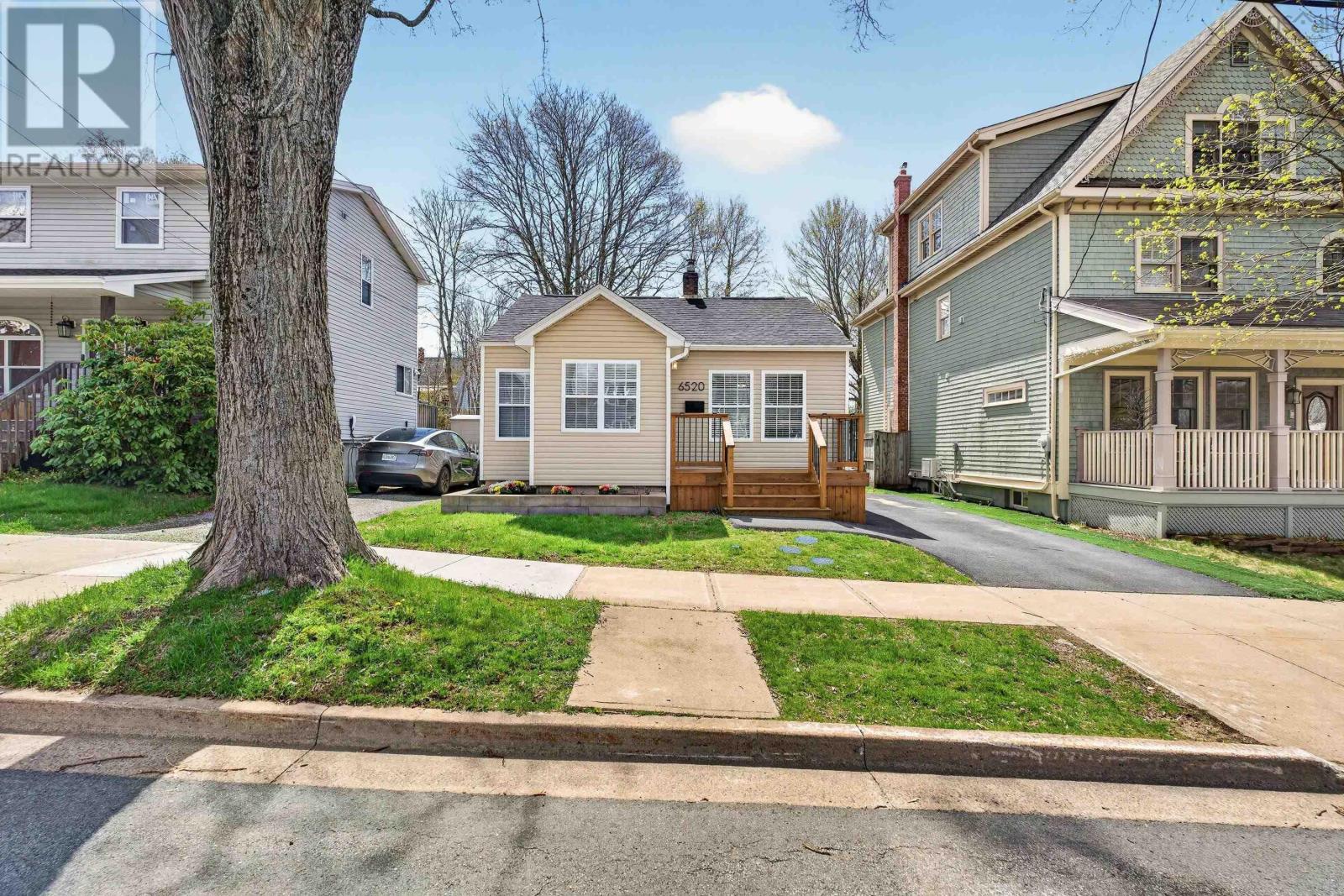 6520 Roslyn Road, Halifax