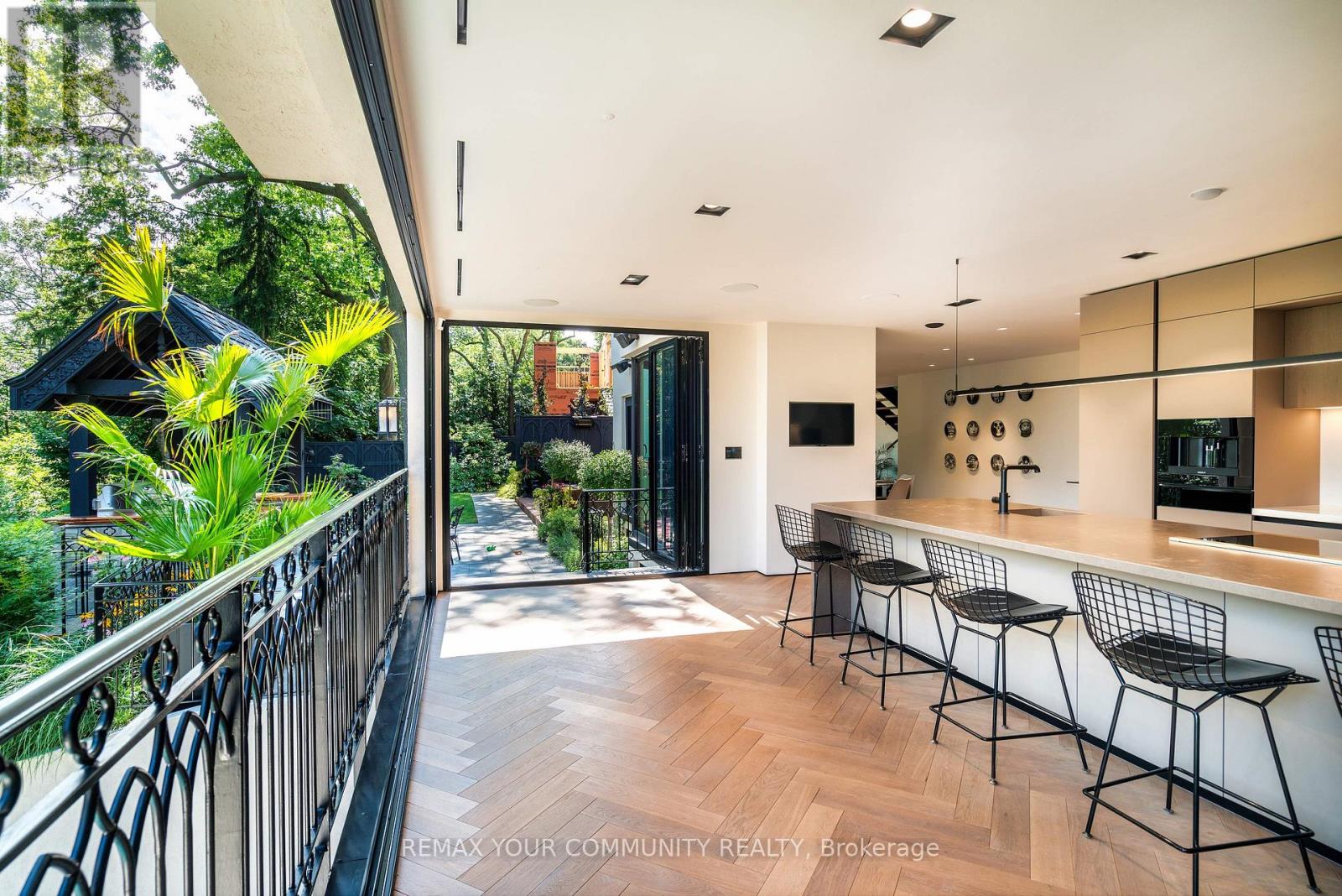 57 Baby Point Crescent S, Toronto, Ontario  M6S 2B7 - Photo 4 - W13584224