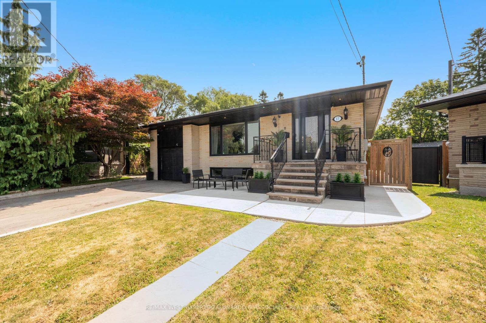 17 Krieger Crescent, Toronto, Ontario  M6A 1K4 - Photo 3 - W13584494