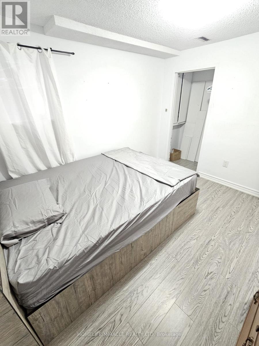 43 Blossom Avenue W, Brampton, Ontario  L6X 2W2 - Photo 3 - W13584666