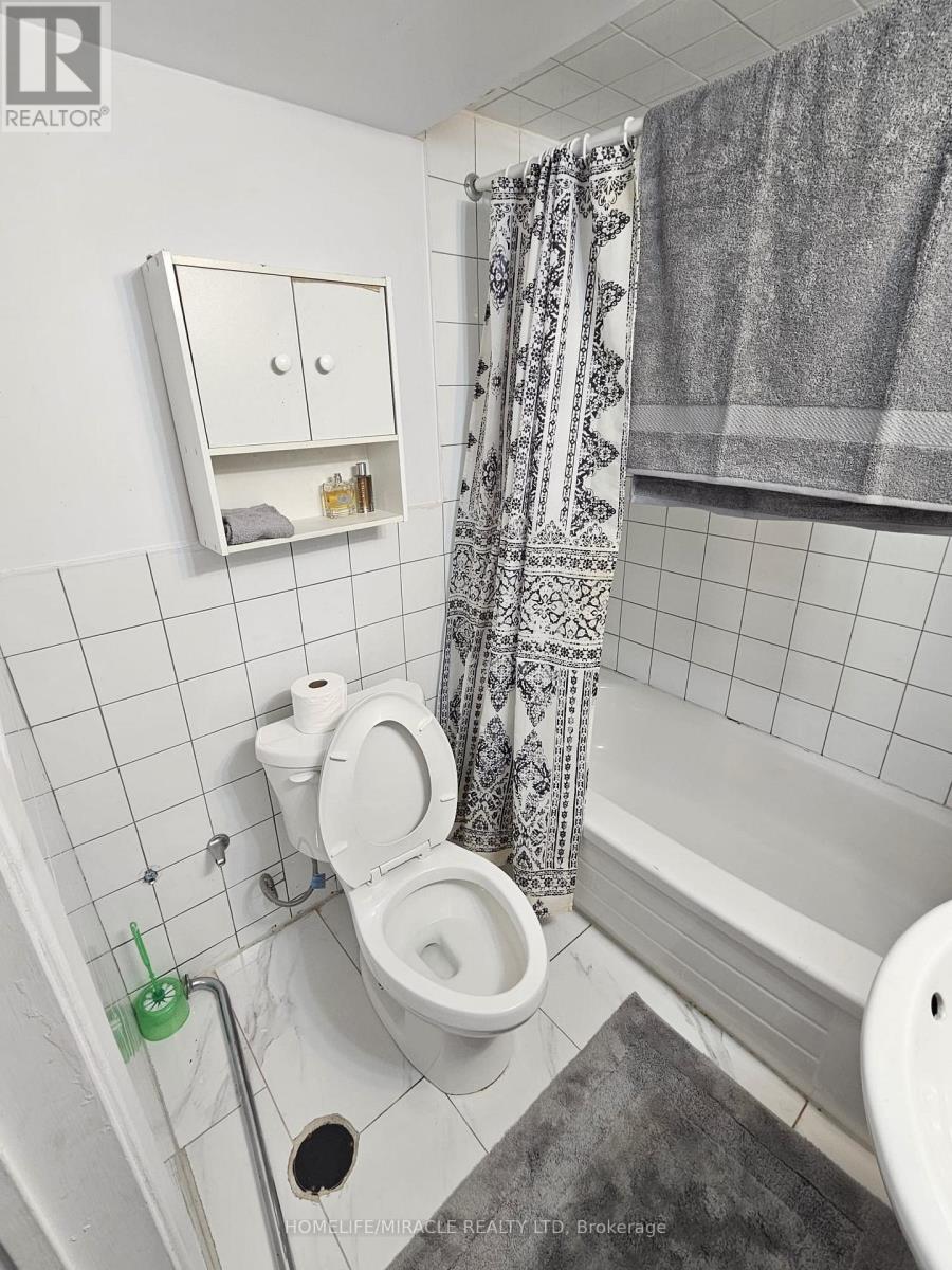 43 Blossom Avenue W, Brampton, Ontario  L6X 2W2 - Photo 4 - W13584666