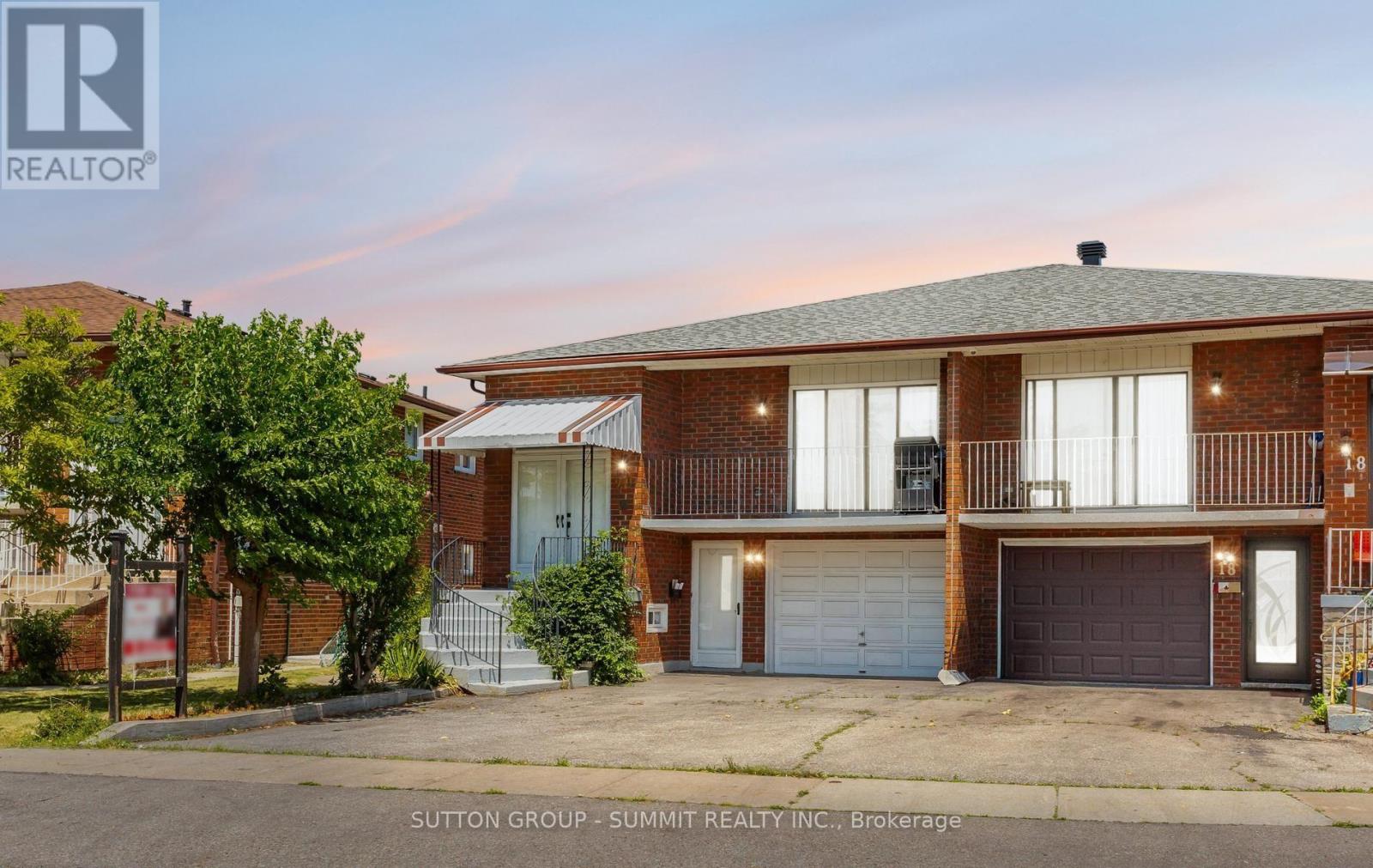 <div class="slider-price">$949,900</div><p>20 Sawmill Road, Toronto, Ontario</p>