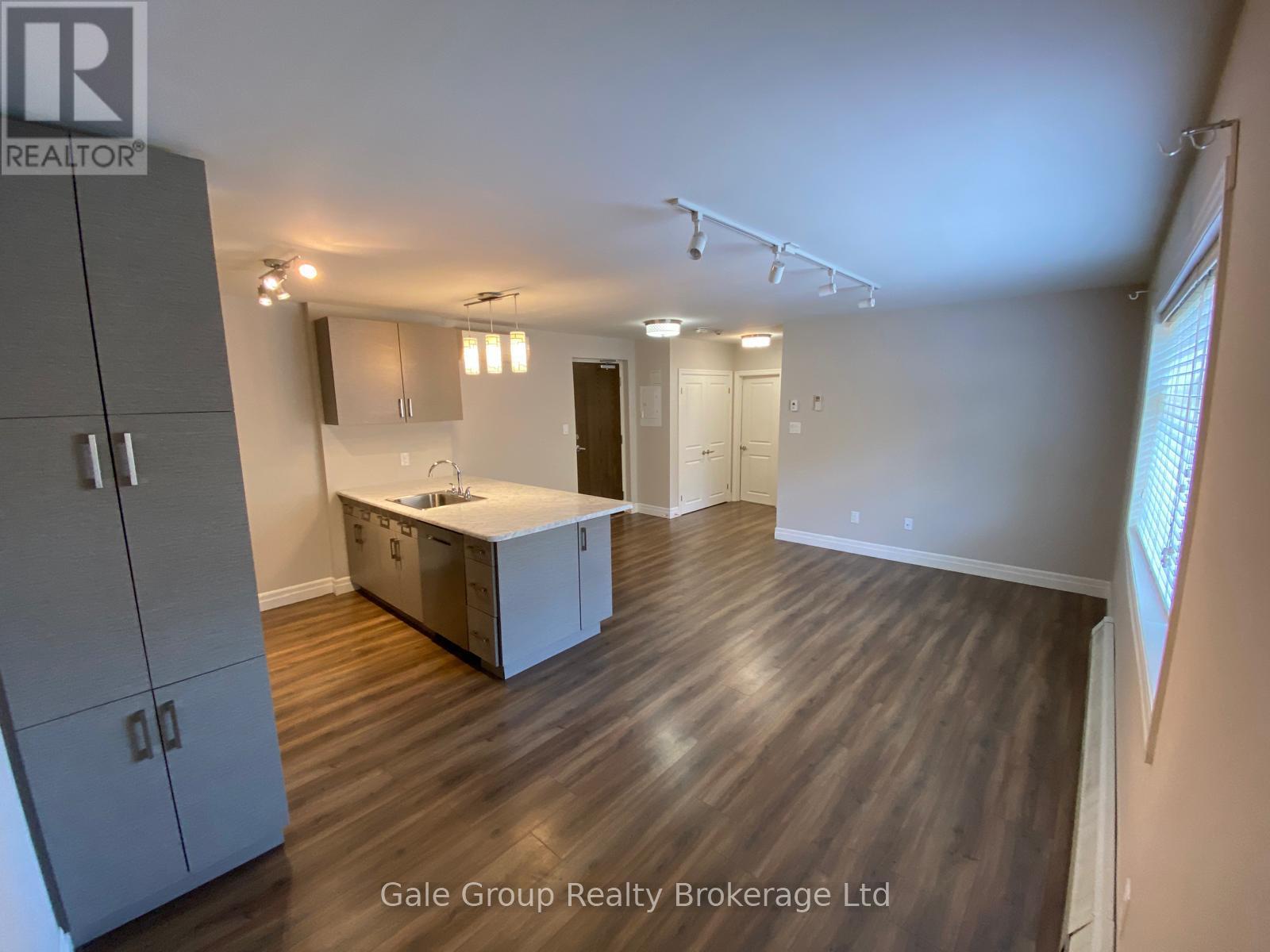 102 - 5 Paisley Boulevard E, Mississauga, Ontario L6A 1P3 - Photo 2 - W13584902