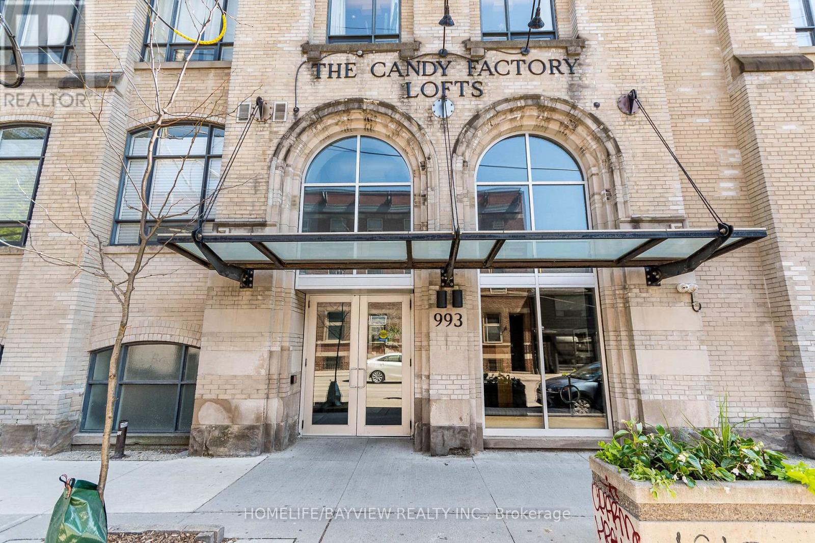 203 - 993 QUEEN STREET W