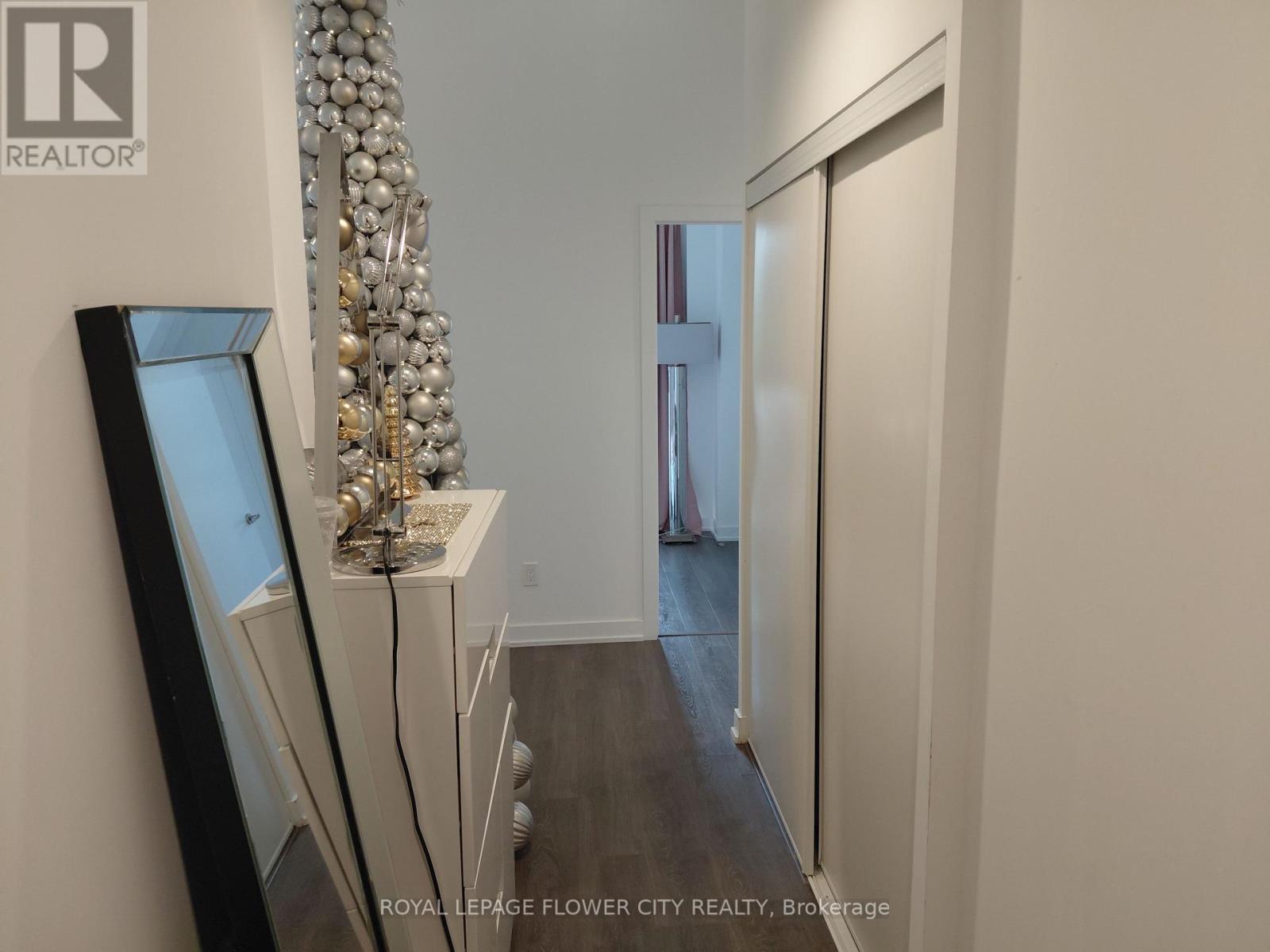 301 - 370 Martha Street, Burlington, Ontario  L7R 0G9 - Photo 2 - W13583290