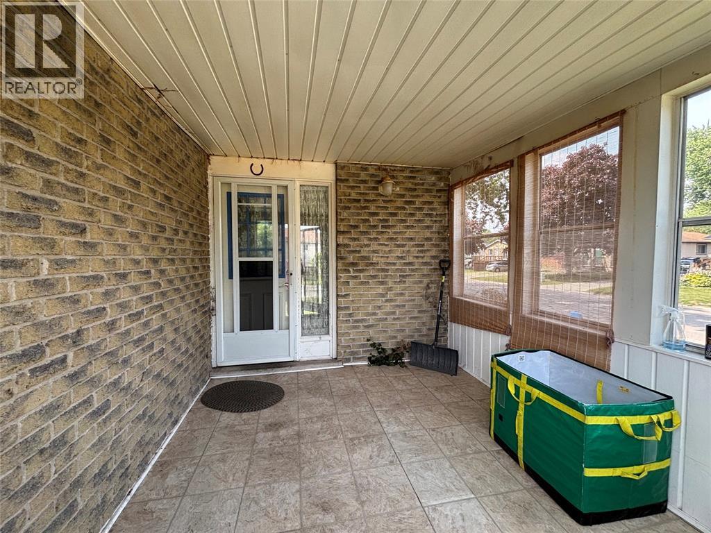 139 Bedford Crescent, Sarnia, Ontario  N7S 4B4 - Photo 2 - 26017474