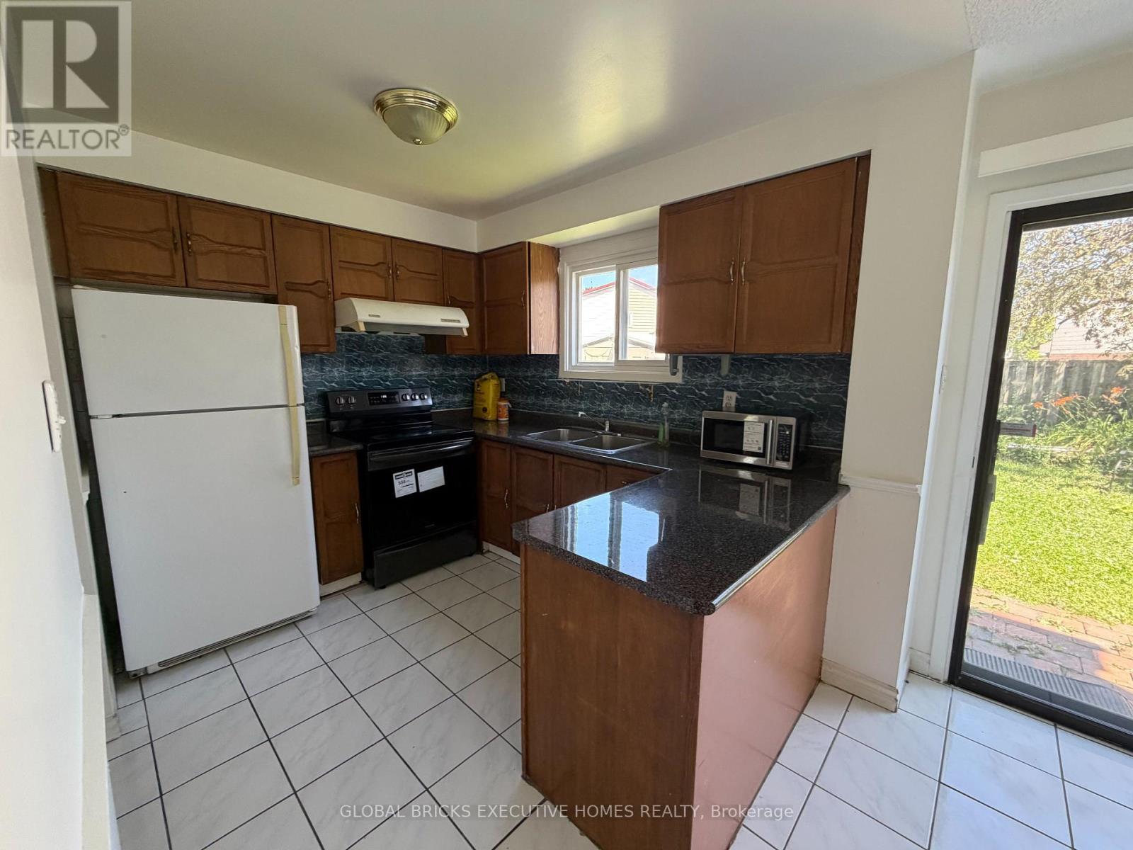 730 Queensbridge Drive, Mississauga, Ontario  L5C 3X2 - Photo 10 - W13584114