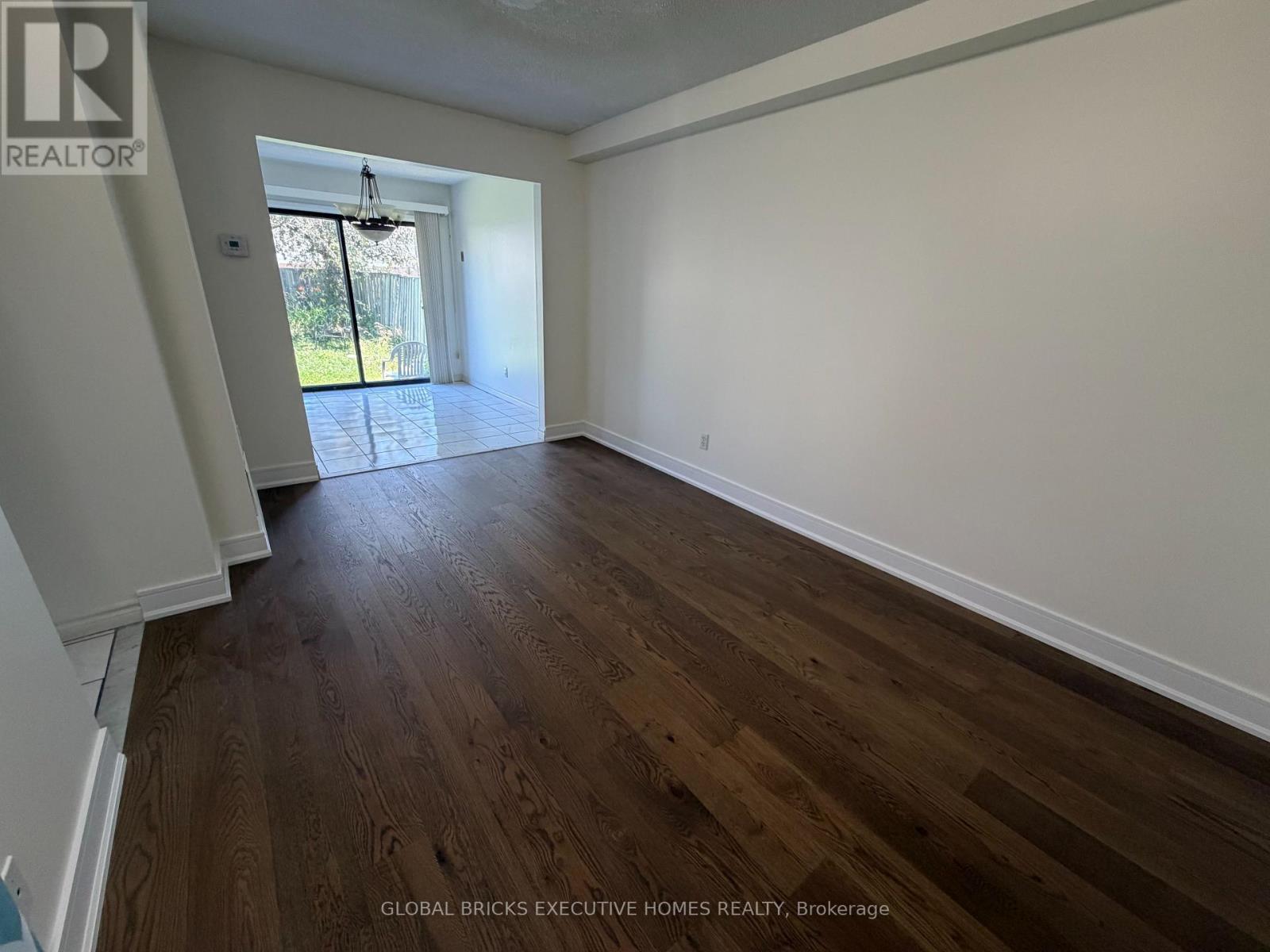 730 Queensbridge Drive, Mississauga, Ontario  L5C 3X2 - Photo 9 - W13584114