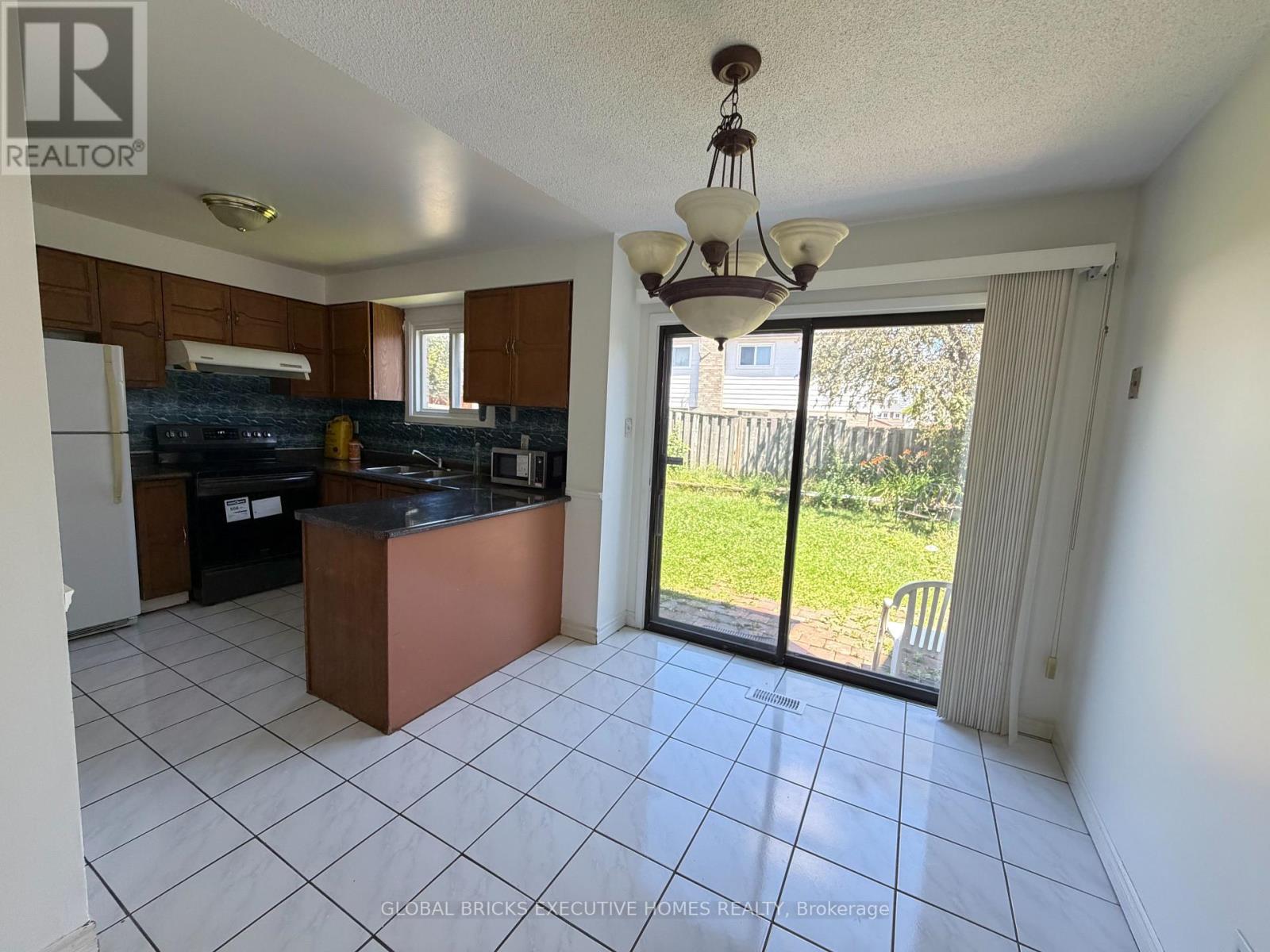 730 Queensbridge Drive, Mississauga, Ontario  L5C 3X2 - Photo 11 - W13584114