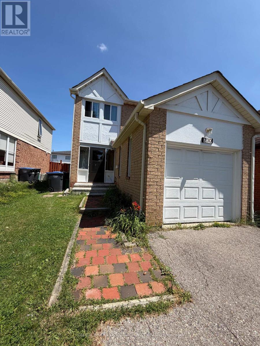 730 Queensbridge Drive, Mississauga, Ontario  L5C 3X2 - Photo 2 - W13584114