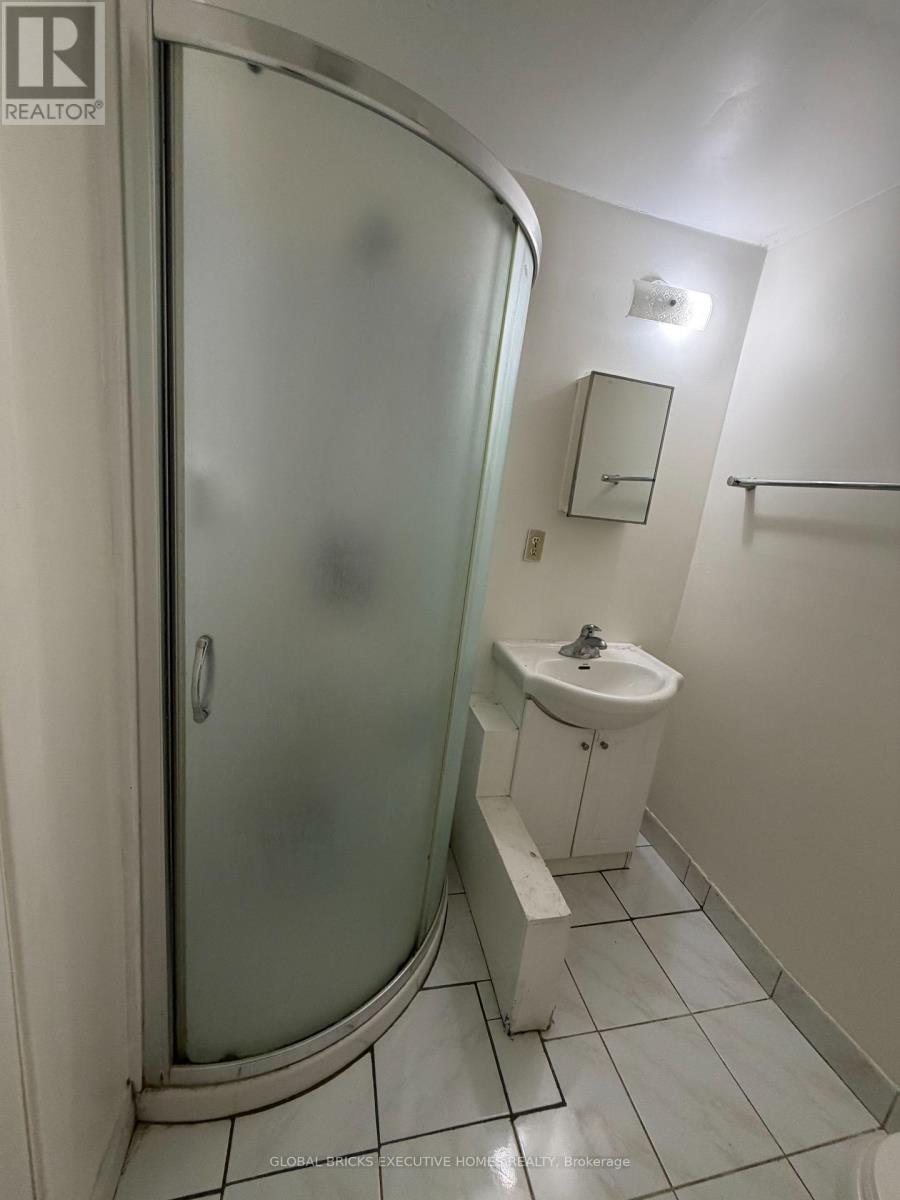 730 Queensbridge Drive, Mississauga, Ontario  L5C 3X2 - Photo 25 - W13584114
