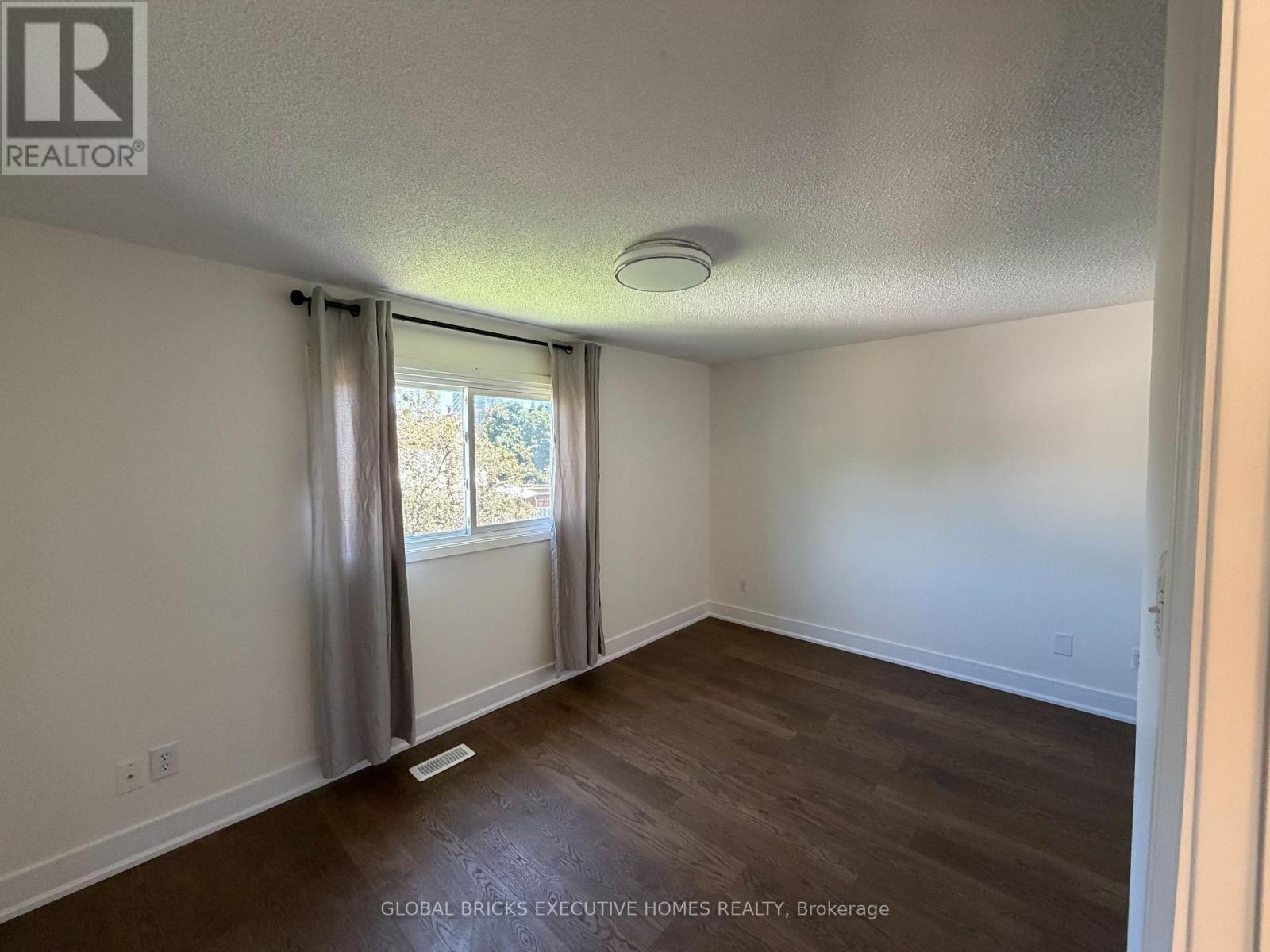 730 Queensbridge Drive, Mississauga, Ontario  L5C 3X2 - Photo 19 - W13584114