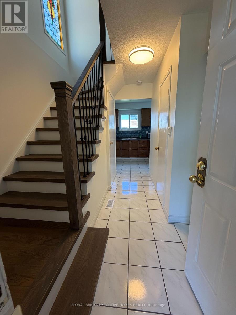 730 Queensbridge Drive, Mississauga, Ontario  L5C 3X2 - Photo 3 - W13584114