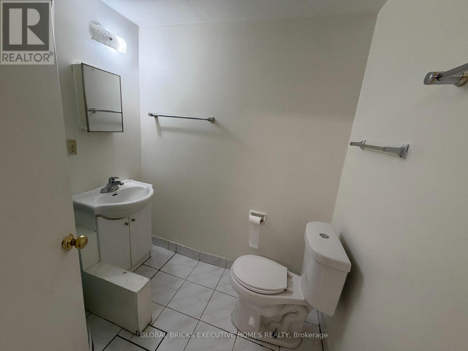 730 Queensbridge Drive, Mississauga, Ontario  L5C 3X2 - Photo 24 - W13584114
