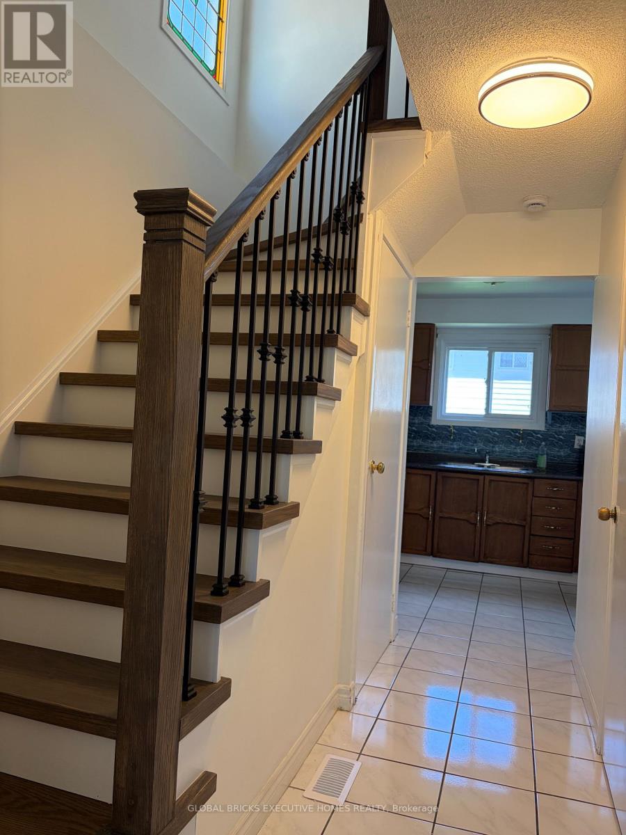 730 Queensbridge Drive, Mississauga, Ontario  L5C 3X2 - Photo 4 - W13584114