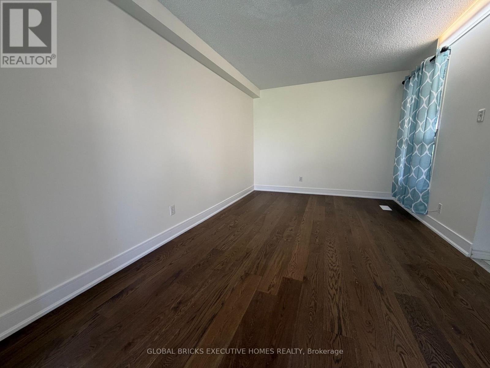 730 Queensbridge Drive, Mississauga, Ontario  L5C 3X2 - Photo 5 - W13584114