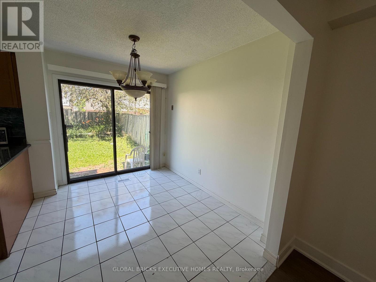 730 Queensbridge Drive, Mississauga, Ontario  L5C 3X2 - Photo 6 - W13584114