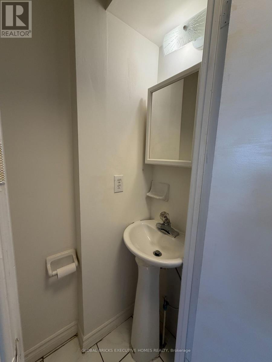 730 Queensbridge Drive, Mississauga, Ontario  L5C 3X2 - Photo 7 - W13584114