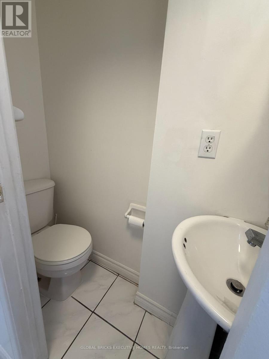730 Queensbridge Drive, Mississauga, Ontario  L5C 3X2 - Photo 8 - W13584114