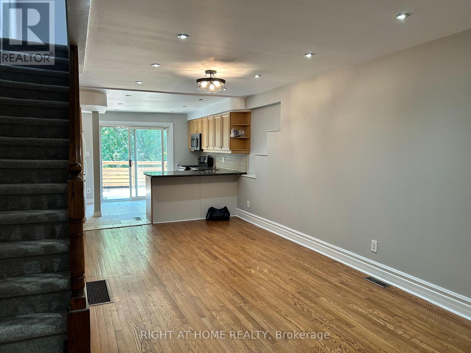 280 Kenilworth Avenue, Toronto, Ontario  M4L 3S8 - Photo 10 - E13585472
