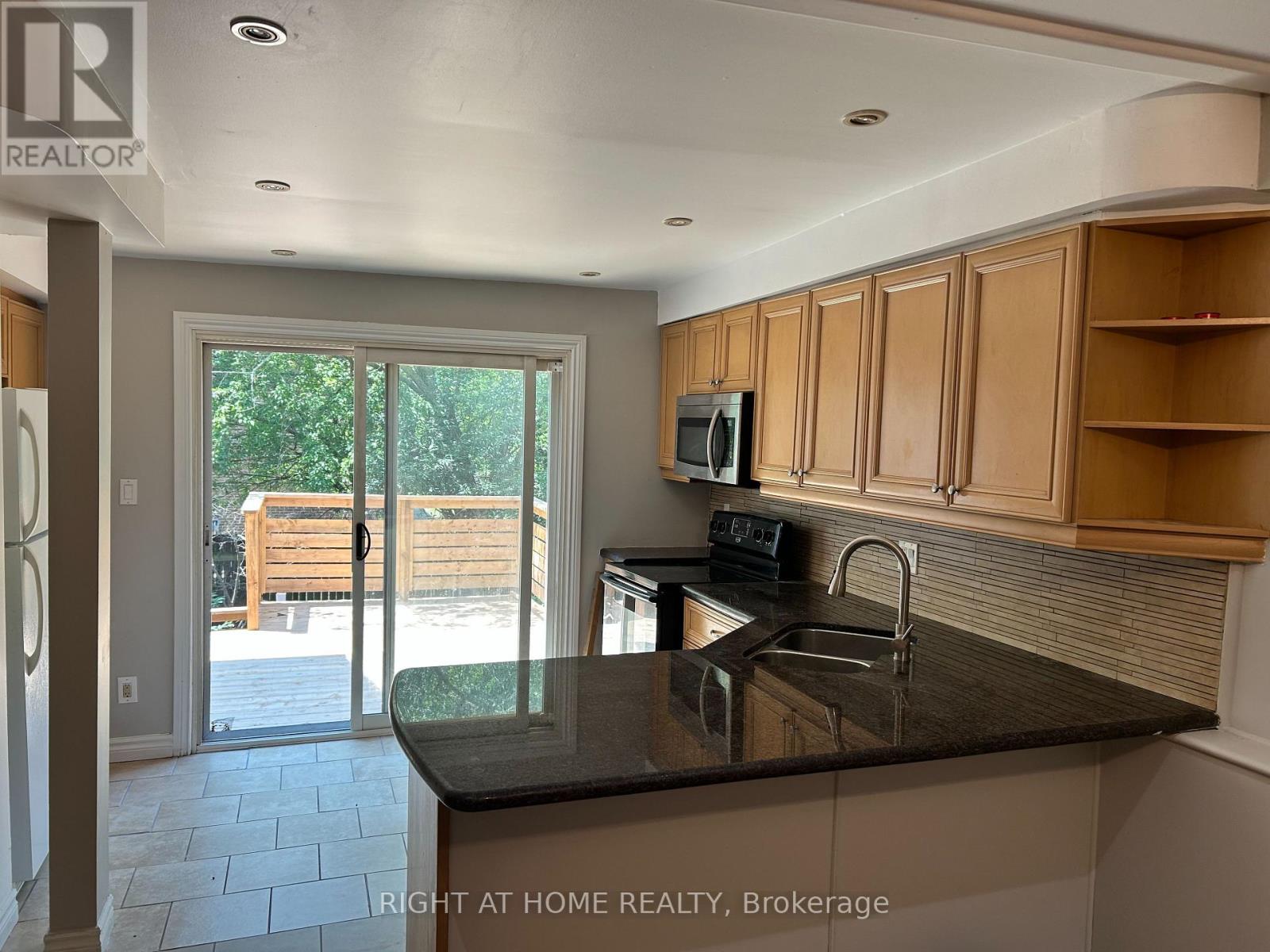 280 Kenilworth Avenue, Toronto, Ontario  M4L 3S8 - Photo 14 - E13585472