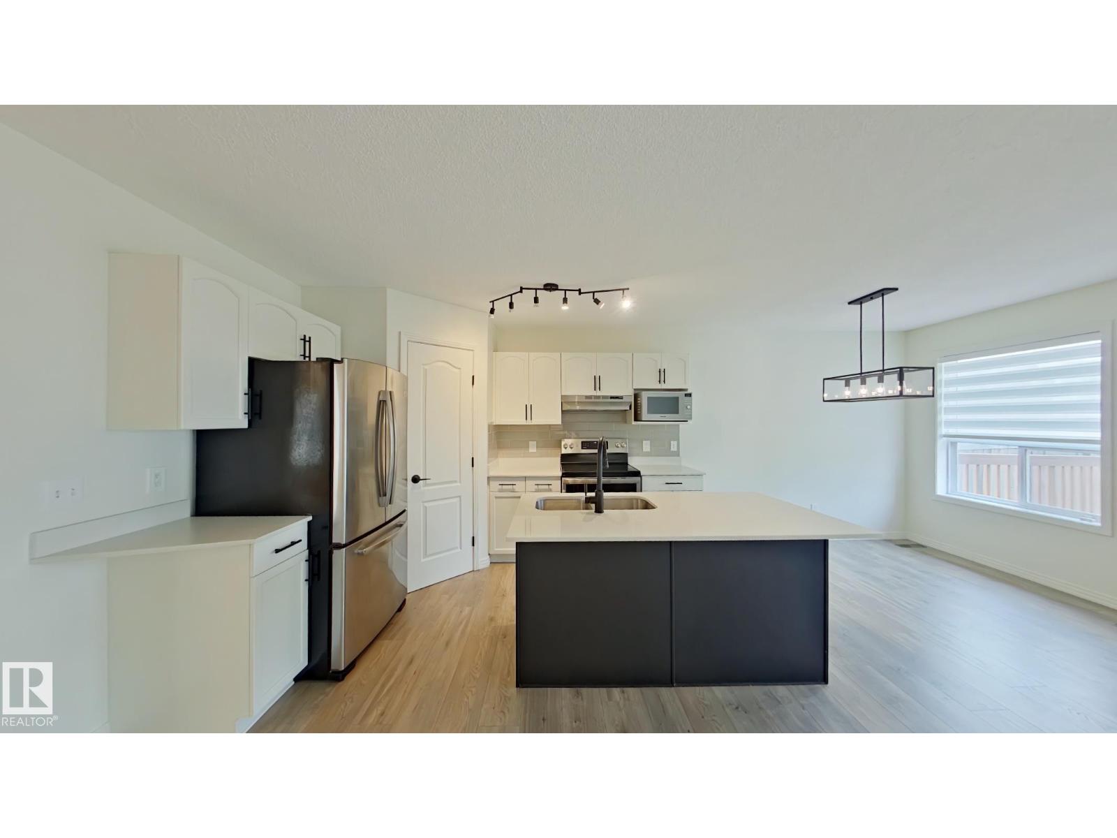 524 90 ST SW, Edmonton