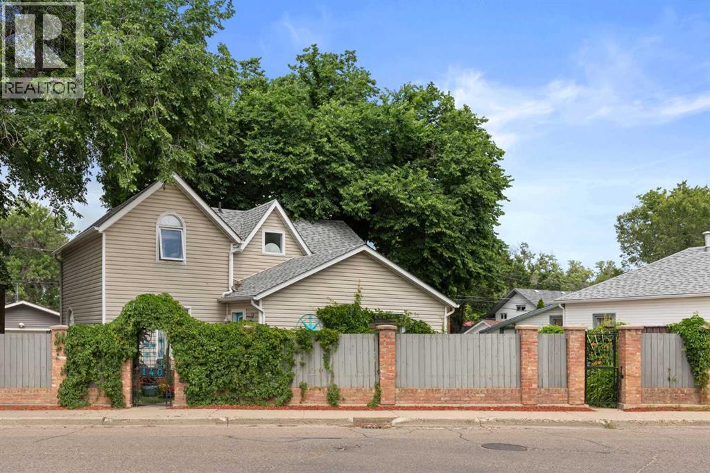 140 6 Street Se, Medicine Hat, Alberta  T1A 1G8 - Photo 2 - A2327559