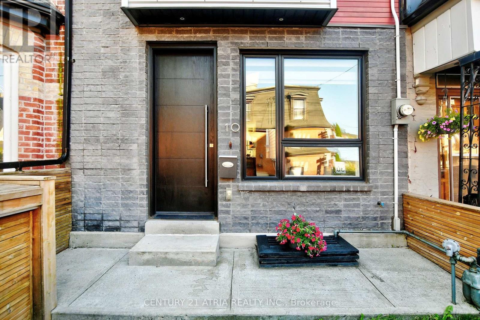 10 Palmerston Avenue, Toronto, Ontario  M6J 2H7 - Photo 2 - C13583902