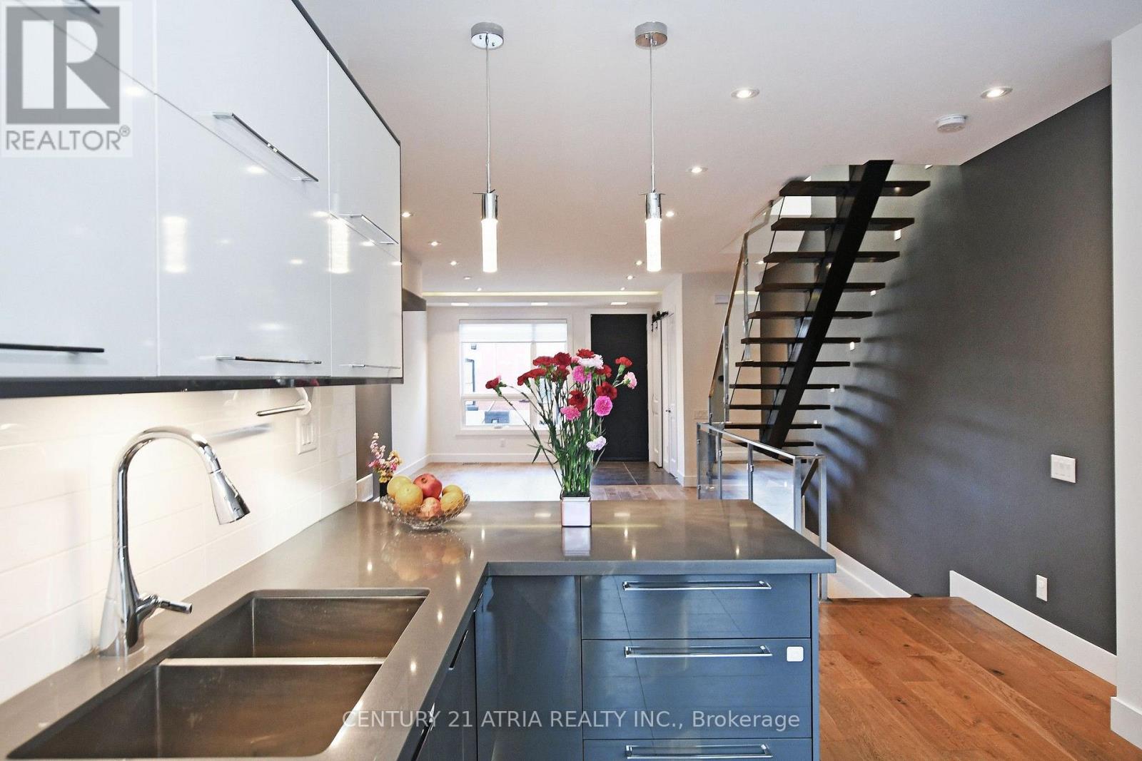 10 Palmerston Avenue, Toronto, Ontario  M6J 2H7 - Photo 16 - C13583902
