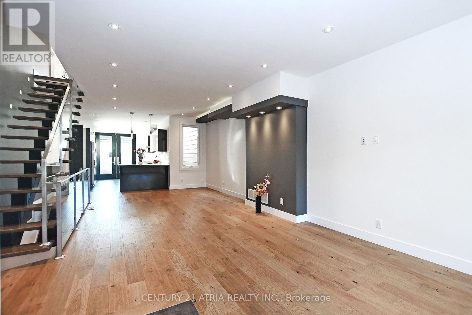 10 Palmerston Avenue, Toronto, Ontario  M6J 2H7 - Photo 4 - C13583902