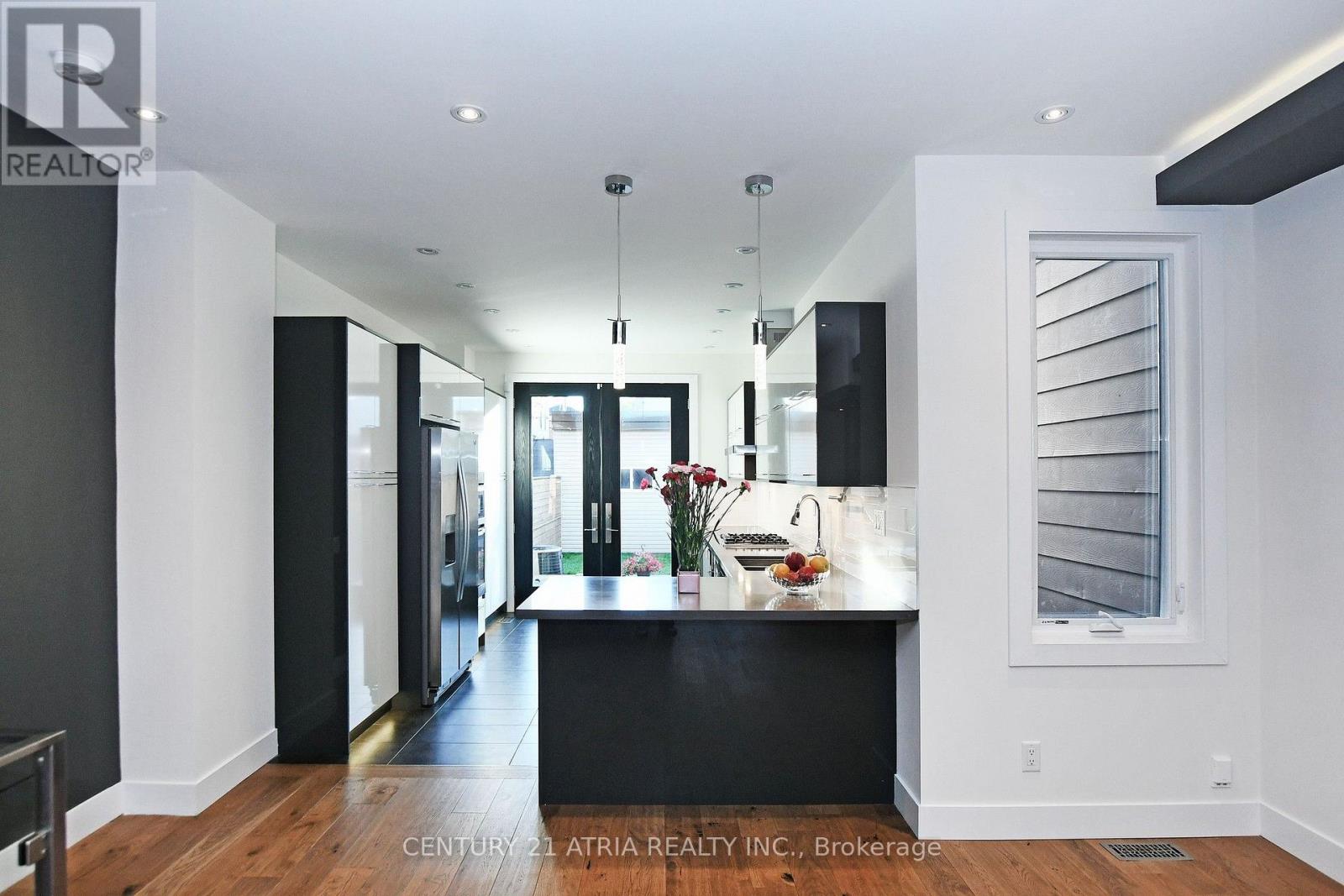 10 Palmerston Avenue, Toronto, Ontario  M6J 2H7 - Photo 7 - C13583902