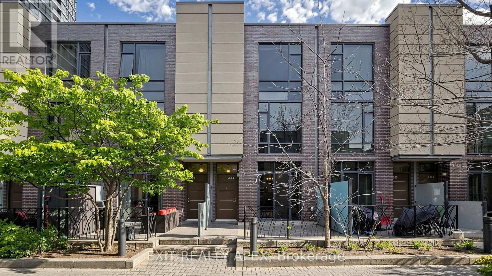 40 - 23 VALHALLA INN ROAD, Toronto (Islington-City Centre West)