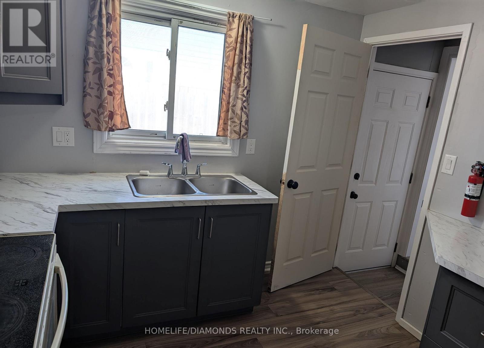 Upper - 5 Calcott Court, Thorold, Ontario  L2V 4J9 - Photo 5 - X13585866