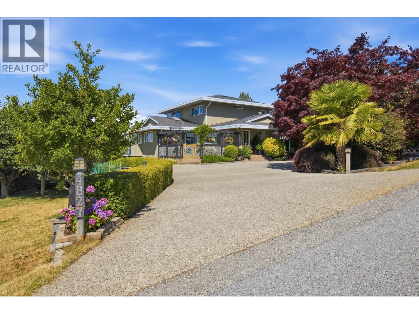 4827 Bluegrouse Drive, Sechelt, British Columbia  V7Z 0E9 - Photo 2 - R3148106