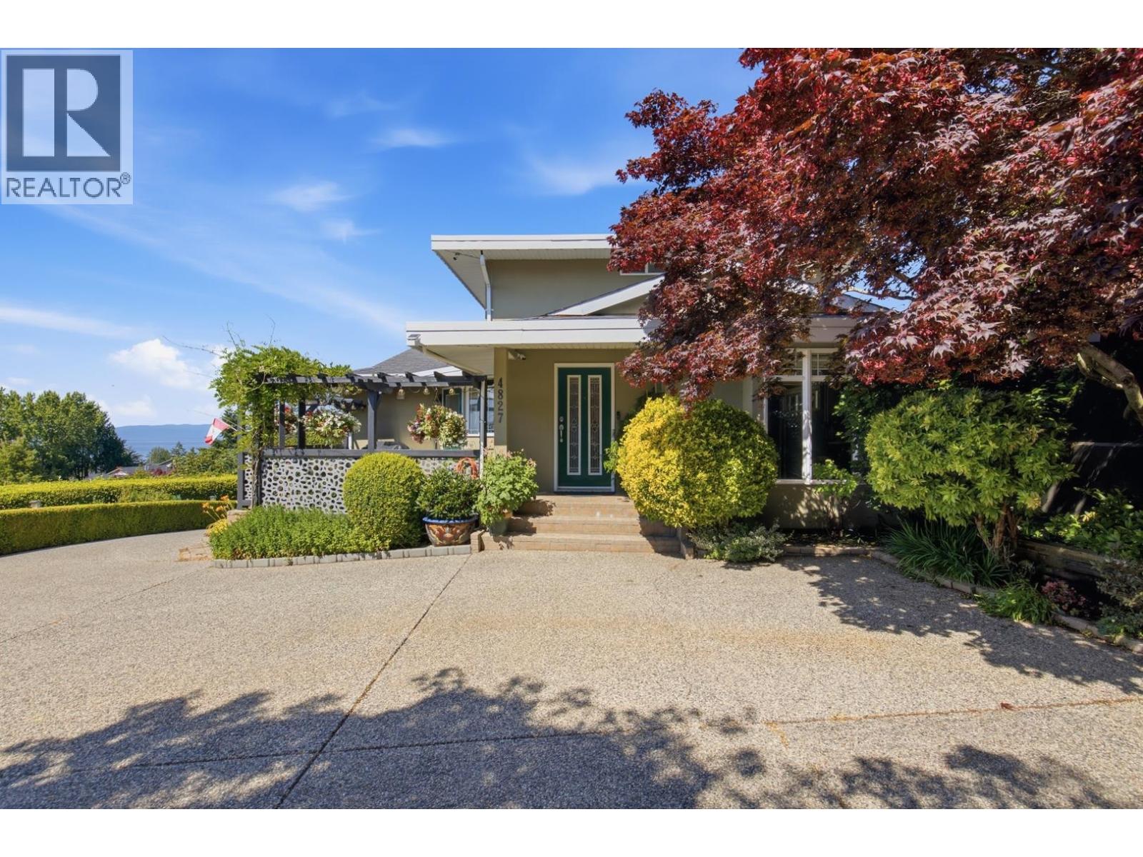 4827 Bluegrouse Drive, Sechelt, British Columbia  V7Z 0E9 - Photo 3 - R3148106