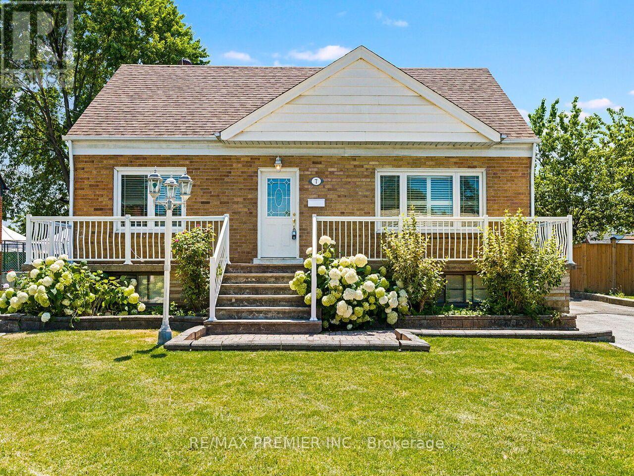 7 Mayall Avenue, Toronto, Ontario M3L 1E3 - Photo 2 - W13586030